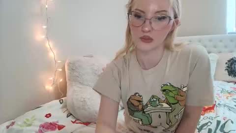 Snapshot of petite_cupcake chatting on November 11, 2025, 6:30 pm Little cupcake online show from November 11, 2025, 6:30 pm