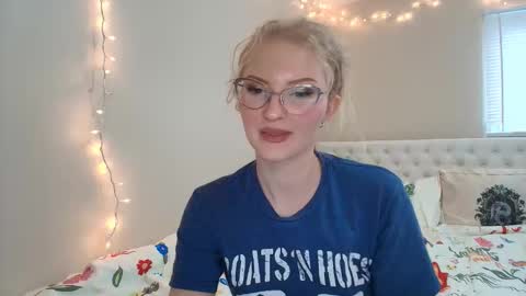 Snapshot of petite_cupcake chatting on November 18, 2025, 5:28 pm Little cupcake online show from November 18, 2025, 5:28 pm