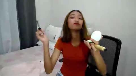 Snapshot of petite_ladysnake chatting on December 13, 2024, 12:28 pm Jan online show from December 13, 2024, 12:28 pm