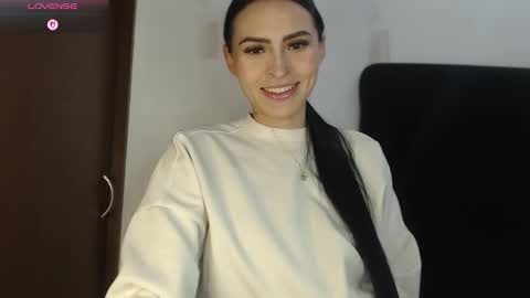 Snapshot of petite_linda chatting on February 12, 2026, 3:01 am Linda online show from February 12, 2026, 3:01 am