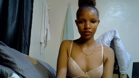 Snapshot of petite_melinda chatting on June 11, 2026, 12:32 am petite_melinda online show from June 11, 2026, 12:32 am