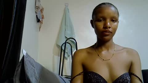 Snapshot of petite_melinda chatting on June 20, 2026, 4:21 pm petite_melinda online show from June 20, 2026, 4:21 pm