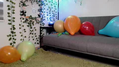 Snapshot of petitecindyluna chatting on December 23, 2024, 10:44 pm C online show from December 23, 2024, 10:44 pm