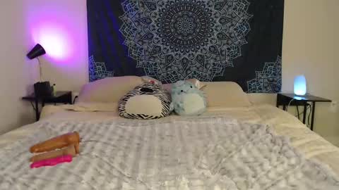 Bella online show from October 31, 2025, 8:54 pm