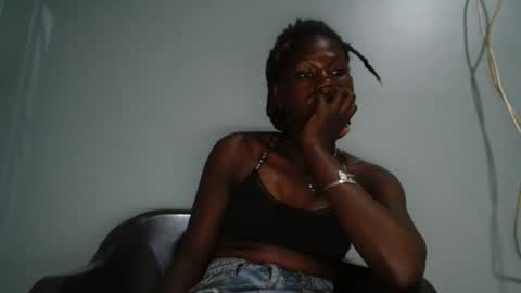 Snapshot of petiteme1 chatting on February 15, 2026, 6:37 pm petiteme1 online show from February 15, 2026, 6:37 pm