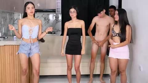 Sara Emma and Nahomy online show from October 13, 2025, 1:33 pm