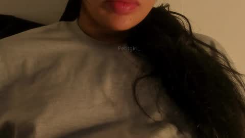 Snapshot of petitgirl_ chatting on October 20, 2025, 5:24 pm J A S S online show from October 20, 2025, 5:24 pm