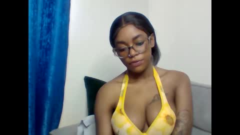Snapshot of pettite_babe chatting on January 6, 2026, 12:42 pm Arielle online show from January 6, 2026, 12:42 pm