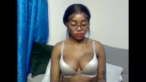 Snapshot of pettite_babe chatting on January 9, 2026, 3:09 am Arielle online show from January 9, 2026, 3:09 am