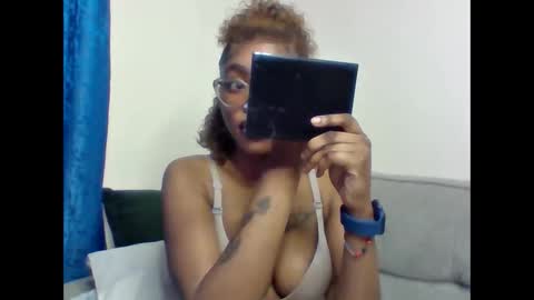 Snapshot of pettite_babe chatting on February 20, 2026, 12:07 am Arielle online show from February 20, 2026, 12:07 am