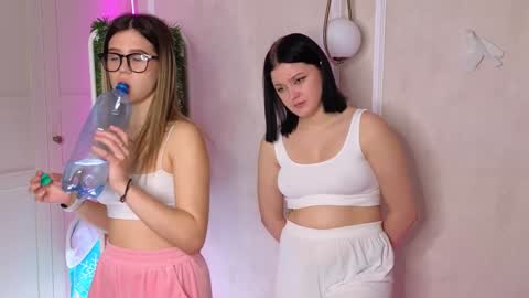 Snapshot of phyllisheart chatting on December 21, 2024, 2:04 pm Lora black and Lili blonde welcome you here online show from December 21, 2024, 2:04 pm