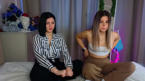 Snapshot of phyllisheart chatting on December 24, 2024, 8:11 am Lora black and Lili blonde welcome you here online show from December 24, 2024, 8:11 am