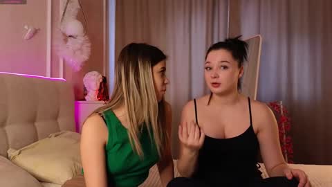 Snapshot of phyllisheart chatting on January 18, 2025, 9:24 am Lora black and Lili blonde welcome you here online show from January 18, 2025, 9:24 am