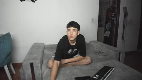 picaszomilos350 online show from December 18, 2024, 4:42 am