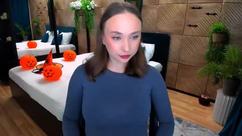 Emelie online show from November 3, 2025, 4:03 am