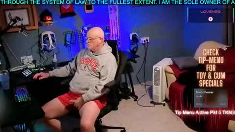 Snapshot of pilot_dave_69 chatting on November 24, 2025, 4:23 am Dave online show from November 24, 2025, 4:23 am