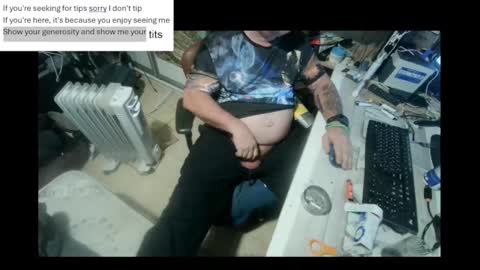 Snapshot of pini_z chatting on January 5, 2025, 12:10 pm pini_z online show from January 5, 2025, 12:10 pm