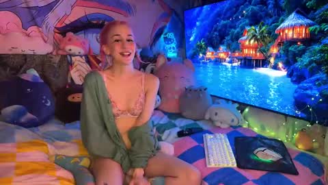 Gwenie online show from March 10, 2025, 7:32 am