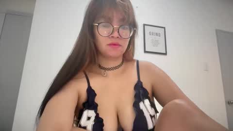 Snapshot of pinkyrosexx chatting on March 27, 2026, 10:31 pm Rose online show from March 27, 2026, 10:31 pm
