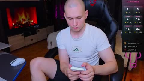 Snapshot of pistonpojizni chatting on January 3, 2025, 1:25 pm STRONGBEAUTY online show from January 3, 2025, 1:25 pm