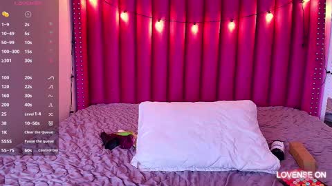 Snapshot of playfuljust_18 chatting on February 19, 2025, 3:38 pm SAMARA online show from February 19, 2025, 3:38 pm