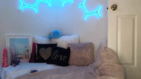 Snapshot of playtimewithv chatting on March 7, 2025, 4:24 am Horny Housewife V  Husband online show from March 7, 2025, 4:24 am