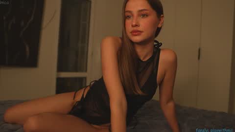 Snapshot of playwithmil chatting on January 5, 2026, 5:27 pm 21 y.o Mila online show from January 5, 2026, 5:27 pm