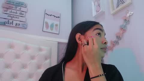 Snapshot of pocahontas_moon chatting on September 24, 2025, 1:14 pm Pocahontas online show from September 24, 2025, 1:14 pm