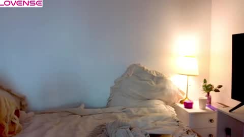 Snapshot of poison_girls chatting on April 15, 2026, 11:50 am Rose online show from April 15, 2026, 11:50 am