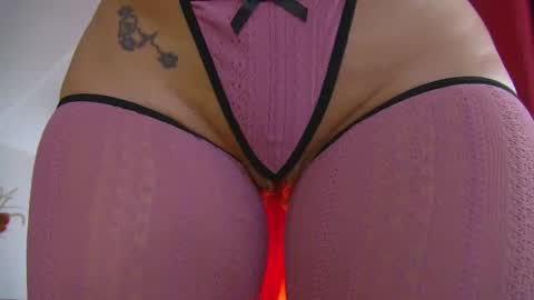 poison_milf_ online show from November 17, 2025, 5:02 am