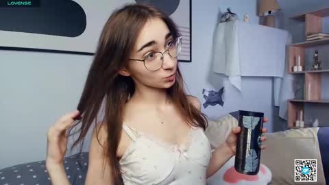 Snapshot of polly_bee chatting on October 26, 2025, 7:25 am Polly online show from October 26, 2025, 7:25 am