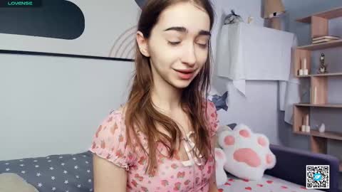 Snapshot of polly_bee chatting on October 27, 2025, 7:34 am Polly online show from October 27, 2025, 7:34 am