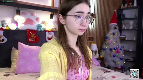 Snapshot of polly_bee chatting on November 23, 2025, 7:19 am Polly online show from November 23, 2025, 7:19 am