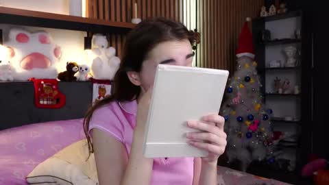 Snapshot of polly_bee chatting on December 15, 2025, 7:34 am Polly online show from December 15, 2025, 7:34 am