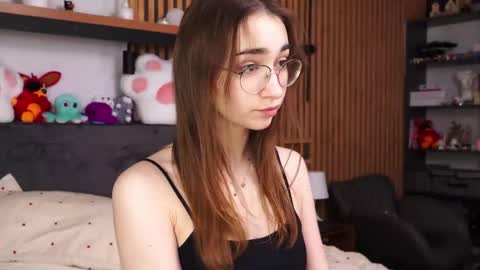 Snapshot of polly_bee chatting on March 1, 2026, 7:43 am Polly online show from March 1, 2026, 7:43 am