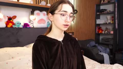 Snapshot of polly_bee chatting on March 5, 2026, 7:37 am Polly online show from March 5, 2026, 7:37 am