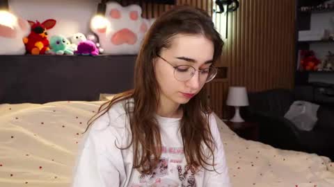 Snapshot of polly_bee chatting on March 9, 2026, 7:45 am Polly online show from March 9, 2026, 7:45 am
