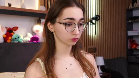 Snapshot of polly_bee chatting on April 4, 2026, 3:53 pm Polly online show from April 4, 2026, 3:53 pm