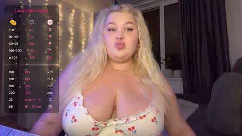 Snapshot of polly_cuteee chatting on September 8, 2025, 7:57 pm polly_cuteee online show from September 8, 2025, 7:57 pm