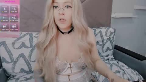 Snapshot of polly_wow chatting on September 10, 2025, 10:04 am Polly online show from September 10, 2025, 10:04 am