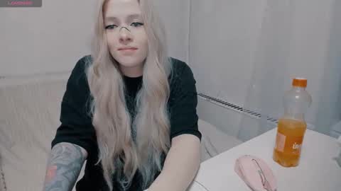 Snapshot of polly_wow chatting on October 8, 2025, 6:38 pm Polly online show from October 8, 2025, 6:38 pm