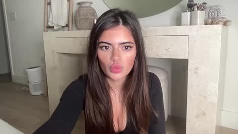 Snapshot of poutyselena chatting on March 5, 2026, 2:40 am Selena online show from March 5, 2026, 2:40 am