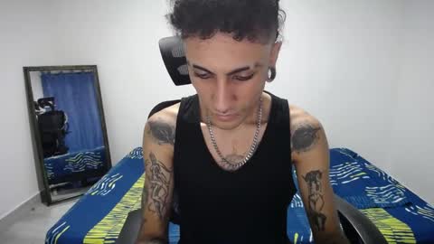 Snapshot of present_the_magic chatting on June 5, 2026, 5:58 am Plux online show from June 5, 2026, 5:58 am
