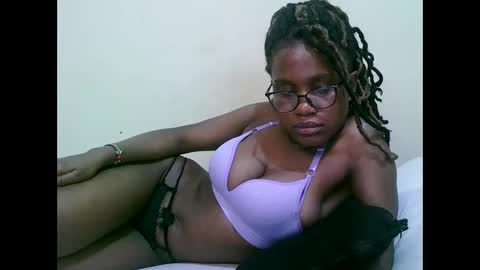 pretty_mellan online show from February 10, 2025, 4:47 pm