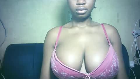 Snapshot of pretty_milan chatting on December 16, 2025, 7:35 am pretty_milan online show from December 16, 2025, 7:35 am