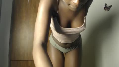 pretty_petitebody online show from September 10, 2025, 8:20 pm