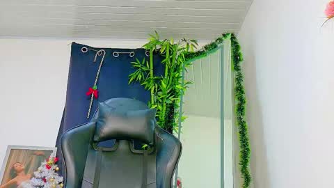 Snapshot of prettybunnies08 chatting on January 15, 2026, 11:19 pm Enzo Denis online show from January 15, 2026, 11:19 pm