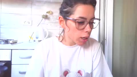 prettyjulliette online show from October 28, 2025, 1:14 pm