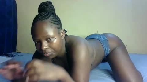 Snapshot of prettymelly_ chatting on October 8, 2025, 12:41 am Melly online show from October 8, 2025, 12:41 am