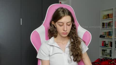 Snapshot of prettysomething chatting on October 4, 2025, 7:50 am Sophie next stream will be at Monday i will wait you guys online show from October 4, 2025, 7:50 am